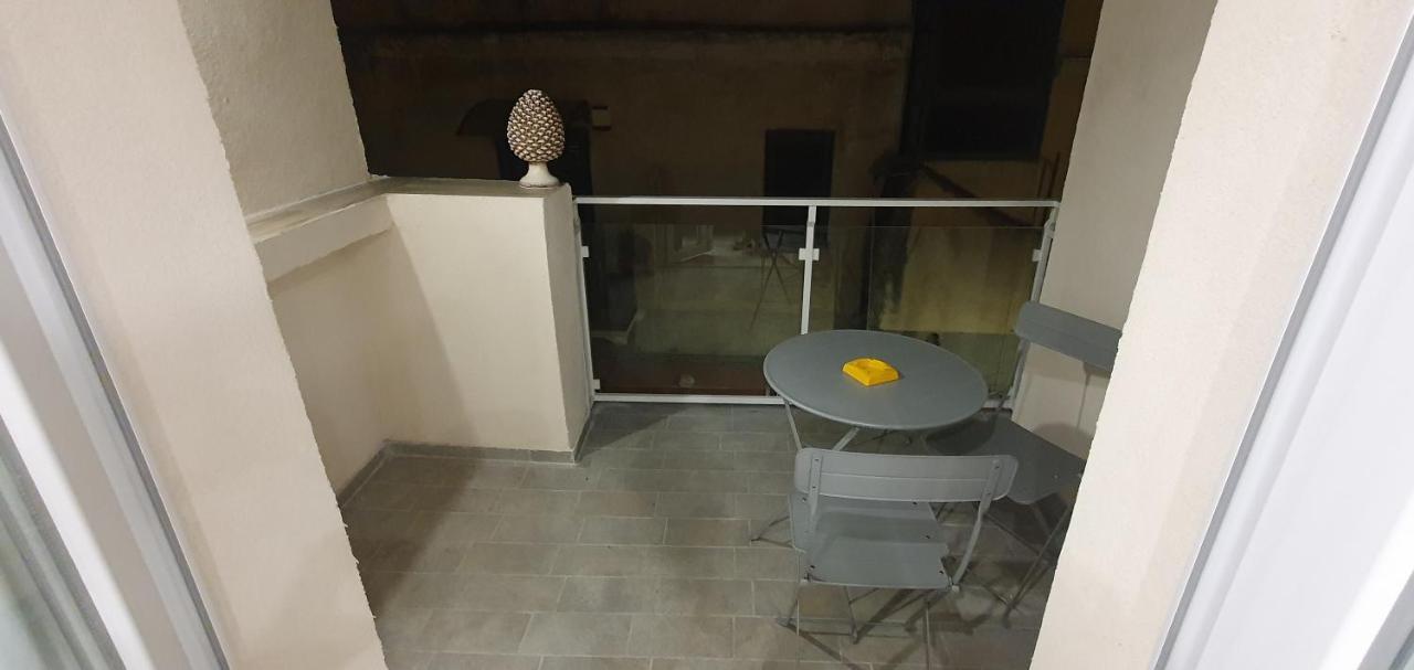 Cortile Gallinaccio Aeroporto di Catania Fontana Rossa Esterno foto